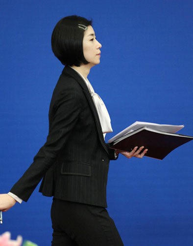 两会花絮 美女翻译用英语宣读注意事项获赞