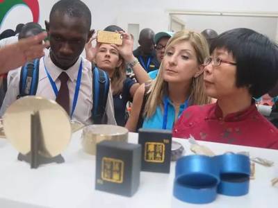 Visitors' Exchange||Surrounded by “International Friends”, What Are They Doing Here?